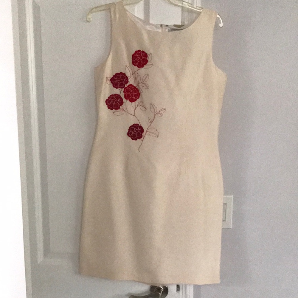 Red and whit with appliqué zipper in back